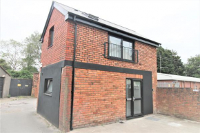 The Coach House - Free Private Parking - by Property Promise